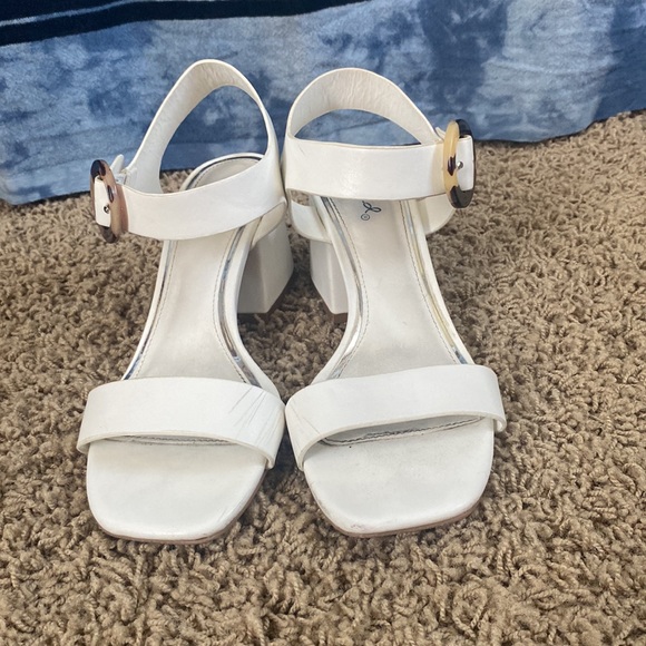 White short heels - Picture 2 of 5